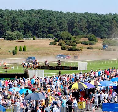 The Queen wins at racecourse’s Family Extravaganza